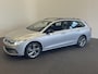 Volkswagen Golf Variant 1.0 eTSI 110pk DSG Life Automaat Navigatie Climate Control Parkeer sensoren Cruise control adaptieve Stoelverwarming Led