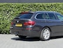 BMW 5-Serie Touring 525d High Executive, EURO 6, PANORAMADAK, COMFORT STOELEN, NAVIGATIE, CRUISE CONTROL, CLIMATE CONTROL, STOELVERWARMING, KEYLESS, HUD, LEDER, TREKHAAK, LICHTMETAAL 17"