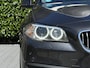 BMW 5-Serie Touring 525d High Executive, EURO 6, PANORAMADAK, COMFORT STOELEN, NAVIGATIE, CRUISE CONTROL, CLIMATE CONTROL, STOELVERWARMING, KEYLESS, HUD, LEDER, TREKHAAK, LICHTMETAAL 17"