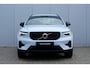 Volvo XC40 B4 Plus Dark | Harman/Kardon Premium Audio | Adaptive Cruise & Pilot Assist | Semi elektrische trekhaak | Verwarmbare voorstoelen | Verwarmbaar stuurwiel | Premium audio by Harman Kardon | Power Seats incl. Memory |