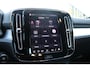 Volvo XC40 B4 Plus Dark | Harman/Kardon Premium Audio | Adaptive Cruise & Pilot Assist | Semi elektrische trekhaak | Verwarmbare voorstoelen | Verwarmbaar stuurwiel | Premium audio by Harman Kardon | Power Seats incl. Memory |