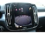 Volvo XC40 B4 Plus Dark | Harman/Kardon Premium Audio | Adaptive Cruise & Pilot Assist | Semi elektrische trekhaak | Verwarmbare voorstoelen | Verwarmbaar stuurwiel | Premium audio by Harman Kardon | Power Seats incl. Memory |