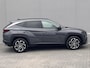 Hyundai Tucson 1.6 T-GDI PHEV Premium 4WD / Accu SoH 100 % / EAER 65 km / Leder / HUD / Navigatie / Apple Carplay Android / Stoelventilatie / Stuur-, stoel- & achterbankverwarming / 19" LM wielen & All Season banden /
