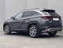 Hyundai Tucson 1.6 T-GDI PHEV Premium 4WD / Accu SoH 100 % / EAER 65 km / Leder / HUD / Navigatie / Apple Carplay Android / Stoelventilatie / Stuur-, stoel- & achterbankverwarming / 19" LM wielen & All Season banden /