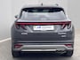 Hyundai Tucson 1.6 T-GDI PHEV Premium 4WD / Accu SoH 100 % / EAER 65 km / Leder / HUD / Navigatie / Apple Carplay Android / Stoelventilatie / Stuur-, stoel- & achterbankverwarming / 19" LM wielen & All Season banden /