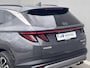 Hyundai Tucson 1.6 T-GDI PHEV Premium 4WD / Accu SoH 100 % / EAER 65 km / Leder / HUD / Navigatie / Apple Carplay Android / Stoelventilatie / Stuur-, stoel- & achterbankverwarming / 19" LM wielen & All Season banden /