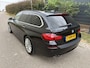 BMW 5-Serie Touring 520i High Executive / AUTOMAAT / LEER / PANORAMADAK / TREKHAAK / 179dkm!