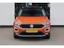 Volkswagen T-Roc 1.5 TSI Sport NL auto 1e eigenaar nieuw door ons geleverd en onderhouden Lederen bekleding panoramadak digital cockpit pro stoel en stuurwielverwarming achteruitrijcamera spiegel pakket LMV Antraciet
