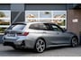 BMW 3-Serie M340i xDrive Touring | Harman/Kardon | Merino Leder Tartufo | 22.236 km! | Memory | Adaptief M-Onderstel | Stuurverw. | 19' Inch |
