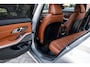 BMW 3-Serie M340i xDrive Touring | Harman/Kardon | Merino Leder Tartufo | 22.236 km! | Memory | Adaptief M-Onderstel | Stuurverw. | 19' Inch |