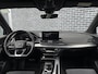 Audi Q5 55 TFSIe S-Edition | Zwart Optiek | Lichtmetalen Velgen 20 inch | Dinamica-Leder Bekleding | Matrix-LED Koplampen | Dodehoekdetectie | Privacy Glas | MMI Navigatie | Elektrische Achterklep | Achteruitrijcamera | Parkeersensoren | Virtual Cockpit | Plug-in Hybrid (PHEV)
