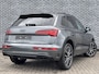 Audi Q5 55 TFSIe S-Edition | Zwart Optiek | Lichtmetalen Velgen 20 inch | Dinamica-Leder Bekleding | Matrix-LED Koplampen | Dodehoekdetectie | Privacy Glas | MMI Navigatie | Elektrische Achterklep | Achteruitrijcamera | Parkeersensoren | Virtual Cockpit | Plug-in Hybrid (PHEV)