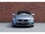 Volvo V40 1.5 T3 Polar+ Sport | Panoramadak | Verwarmbare voorstoelen | 100% dealeronderhouden | Extra getint glas | Achteruitrijcamera | Harman Kardon | 17 inch. lichtmetalen velgen | Volvo Guard alarm | Navigatie | Parkeersensoren voor + achter | Keyless entry | Climate control