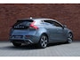 Volvo V40 1.5 T3 Polar+ Sport | Panoramadak | Verwarmbare voorstoelen | 100% dealeronderhouden | Extra getint glas | Achteruitrijcamera | Harman Kardon | 17 inch. lichtmetalen velgen | Volvo Guard alarm | Navigatie | Parkeersensoren voor + achter | Keyless entry | Climate control