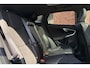 Volvo V40 1.5 T3 Polar+ Sport | Panoramadak | Verwarmbare voorstoelen | 100% dealeronderhouden | Extra getint glas | Achteruitrijcamera | Harman Kardon | 17 inch. lichtmetalen velgen | Volvo Guard alarm | Navigatie | Parkeersensoren voor + achter | Keyless entry | Climate control