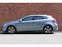 Volvo V40 1.5 T3 Polar+ Sport | Panoramadak | Verwarmbare voorstoelen | 100% dealeronderhouden | Extra getint glas | Achteruitrijcamera | Harman Kardon | 17 inch. lichtmetalen velgen | Volvo Guard alarm | Navigatie | Parkeersensoren voor + achter | Keyless entry | Climate control