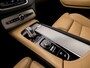 Volvo XC90 2.0 T8 Twin Engine AWD Inscription 7 Persoons 408Pk Automaat (PANORAMADAK, BOWERS&WILKINS, MEMORY SEATS, BRUIN LEDER, CAMERA, STOELKOELING/VERWARMING, HEAD-UP DISPLAY, GETINT GLAS, ELEK ACHTERKLEP, NIEUWSTAAT)