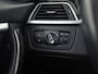 BMW 3-Serie 318i M Sport Automaat (PANORAMADAK, M PAKKET, GROOT NAVI, COGNAC LEDER, STOELVERWARMING, SPORTSTOELEN, VIRTUAL COCKPIT, PARKEERSENSOREN, GETINT GLAS, NIEUWSTAAT)
