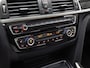 BMW 3-Serie 318i M Sport Automaat (PANORAMADAK, M PAKKET, GROOT NAVI, COGNAC LEDER, STOELVERWARMING, SPORTSTOELEN, VIRTUAL COCKPIT, PARKEERSENSOREN, GETINT GLAS, NIEUWSTAAT)
