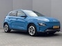 Hyundai Kona Electric EV Comfort Smart 39 kWh / Fabrieksgarantie tot 05-2027 / Dealer onderhouden / Accu SoH 99% / CCS snel laden / Navigatie / Apple Carplay Android / Stuur- en stoelverwarming /
