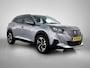 Peugeot e-2008 EV 136pk Allure 50 kWh Automaat | Navigatie | Achteruitrijcamera | 3D Cockpit | Climate Control | Cruise Control | Parkeersensoren | Apple CarPlay/Android Auto | DAB+ radio | Elektrisch inklapbare spiegels | Donker getint glas | 17"LMV |