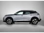 Peugeot e-2008 EV 136pk Allure 50 kWh Automaat | Navigatie | Achteruitrijcamera | 3D Cockpit | Climate Control | Cruise Control | Parkeersensoren | Apple CarPlay/Android Auto | DAB+ radio | Elektrisch inklapbare spiegels | Donker getint glas | 17"LMV |