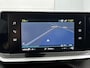 Peugeot e-2008 EV 136pk Allure 50 kWh Automaat | Navigatie | Achteruitrijcamera | 3D Cockpit | Climate Control | Cruise Control | Parkeersensoren | Apple CarPlay/Android Auto | DAB+ radio | Elektrisch inklapbare spiegels | Donker getint glas | 17"LMV |