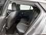 Peugeot e-2008 EV 136pk Allure 50 kWh Automaat | Navigatie | Achteruitrijcamera | 3D Cockpit | Climate Control | Cruise Control | Parkeersensoren | Apple CarPlay/Android Auto | DAB+ radio | Elektrisch inklapbare spiegels | Donker getint glas | 17"LMV |
