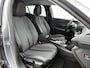 Peugeot e-2008 EV 136pk Allure 50 kWh Automaat | Navigatie | Achteruitrijcamera | 3D Cockpit | Climate Control | Cruise Control | Parkeersensoren | Apple CarPlay/Android Auto | DAB+ radio | Elektrisch inklapbare spiegels | Donker getint glas | 17"LMV |