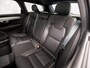 Volvo V90 2.0 T6 Plug-in hybrid AWD Ultimate Dark 350Pk Automaat (SOH 96,9%, PANORAMADAK, HARMAN/KARDON, LUCHTVERING, MEMORY SEATS, 360 CAMERA, HEAD-UP DISPLAY, STUUR/STOELVERWARMING, ZWART HEMEL, NIEUWSTAAT)