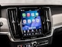 Volvo V90 2.0 T6 Plug-in hybrid AWD Ultimate Dark 350Pk Automaat (PANORAMADAK, HARMAN/KARDON, LUCHTVERING, MEMORY SEATS, 360 CAMERA, HEAD-UP DISPLAY, STUUR/STOELVERWARMING, ZWART HEMEL, NIEUWSTAAT)