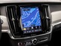 Volvo V90 2.0 T6 Plug-in hybrid AWD Ultimate Dark 350Pk Automaat (SOH 96,9%, PANORAMADAK, HARMAN/KARDON, LUCHTVERING, MEMORY SEATS, 360 CAMERA, HEAD-UP DISPLAY, STUUR/STOELVERWARMING, ZWART HEMEL, NIEUWSTAAT)