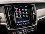 Volvo V90 2.0 T6 Plug-in hybrid AWD Ultimate Dark 350Pk Automaat (PANORAMADAK, HARMAN/KARDON, LUCHTVERING, MEMORY SEATS, 360 CAMERA, HEAD-UP DISPLAY, STUUR/STOELVERWARMING, ZWART HEMEL, NIEUWSTAAT)