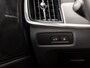 Volvo V90 2.0 T6 Plug-in hybrid AWD Ultimate Dark 350Pk Automaat (SOH 96,9%, PANORAMADAK, HARMAN/KARDON, LUCHTVERING, MEMORY SEATS, 360 CAMERA, HEAD-UP DISPLAY, STUUR/STOELVERWARMING, ZWART HEMEL, NIEUWSTAAT)