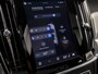 Volvo V90 2.0 T6 Plug-in hybrid AWD Ultimate Dark 350Pk Automaat (SOH 96,9%, PANORAMADAK, HARMAN/KARDON, LUCHTVERING, MEMORY SEATS, 360 CAMERA, HEAD-UP DISPLAY, STUUR/STOELVERWARMING, ZWART HEMEL, NIEUWSTAAT)
