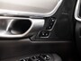 Volvo V90 2.0 T6 Plug-in hybrid AWD Ultimate Dark 350Pk Automaat (SOH 96,9%, PANORAMADAK, HARMAN/KARDON, LUCHTVERING, MEMORY SEATS, 360 CAMERA, HEAD-UP DISPLAY, STUUR/STOELVERWARMING, ZWART HEMEL, NIEUWSTAAT)