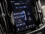 Volvo V90 2.0 T6 Plug-in hybrid AWD Ultimate Dark 350Pk Automaat (PANORAMADAK, HARMAN/KARDON, LUCHTVERING, MEMORY SEATS, 360 CAMERA, HEAD-UP DISPLAY, STUUR/STOELVERWARMING, ZWART HEMEL, NIEUWSTAAT)
