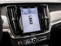 Volvo V90 2.0 T6 Plug-in hybrid AWD Ultimate Dark 350Pk Automaat (PANORAMADAK, HARMAN/KARDON, LUCHTVERING, MEMORY SEATS, 360 CAMERA, HEAD-UP DISPLAY, STUUR/STOELVERWARMING, ZWART HEMEL, NIEUWSTAAT)