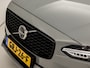 Volvo V90 2.0 T6 Plug-in hybrid AWD Ultimate Dark 350Pk Automaat (PANORAMADAK, HARMAN/KARDON, LUCHTVERING, MEMORY SEATS, 360 CAMERA, HEAD-UP DISPLAY, STUUR/STOELVERWARMING, ZWART HEMEL, NIEUWSTAAT)
