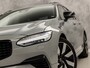 Volvo V90 2.0 T6 Plug-in hybrid AWD Ultimate Dark 350Pk Automaat (SOH 96,9%, PANORAMADAK, HARMAN/KARDON, LUCHTVERING, MEMORY SEATS, 360 CAMERA, HEAD-UP DISPLAY, STUUR/STOELVERWARMING, ZWART HEMEL, NIEUWSTAAT)