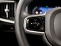 Volvo V90 2.0 T6 Plug-in hybrid AWD Ultimate Dark 350Pk Automaat (SOH 96,9%, PANORAMADAK, HARMAN/KARDON, LUCHTVERING, MEMORY SEATS, 360 CAMERA, HEAD-UP DISPLAY, STUUR/STOELVERWARMING, ZWART HEMEL, NIEUWSTAAT)