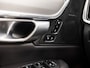 Volvo V90 2.0 T6 Plug-in hybrid AWD Ultimate Dark 350Pk Automaat (PANORAMADAK, HARMAN/KARDON, LUCHTVERING, MEMORY SEATS, 360 CAMERA, HEAD-UP DISPLAY, STUUR/STOELVERWARMING, ZWART HEMEL, NIEUWSTAAT)