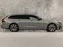 Volvo V90 2.0 T6 Plug-in hybrid AWD Ultimate Dark 350Pk Automaat (PANORAMADAK, HARMAN/KARDON, LUCHTVERING, MEMORY SEATS, 360 CAMERA, HEAD-UP DISPLAY, STUUR/STOELVERWARMING, ZWART HEMEL, NIEUWSTAAT)
