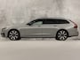 Volvo V90 2.0 T6 Plug-in hybrid AWD Ultimate Dark 350Pk Automaat (PANORAMADAK, HARMAN/KARDON, LUCHTVERING, MEMORY SEATS, 360 CAMERA, HEAD-UP DISPLAY, STUUR/STOELVERWARMING, ZWART HEMEL, NIEUWSTAAT)