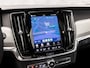 Volvo V90 2.0 T6 Plug-in hybrid AWD Ultimate Dark 350Pk Automaat (PANORAMADAK, HARMAN/KARDON, LUCHTVERING, MEMORY SEATS, 360 CAMERA, HEAD-UP DISPLAY, STUUR/STOELVERWARMING, ZWART HEMEL, NIEUWSTAAT)