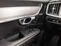 Volvo V90 2.0 T6 Plug-in hybrid AWD Ultimate Dark 350Pk Automaat (PANORAMADAK, HARMAN/KARDON, LUCHTVERING, MEMORY SEATS, 360 CAMERA, HEAD-UP DISPLAY, STUUR/STOELVERWARMING, ZWART HEMEL, NIEUWSTAAT)