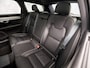 Volvo V90 2.0 T6 Plug-in hybrid AWD Ultimate Dark 350Pk Automaat (PANORAMADAK, HARMAN/KARDON, LUCHTVERING, MEMORY SEATS, 360 CAMERA, HEAD-UP DISPLAY, STUUR/STOELVERWARMING, ZWART HEMEL, NIEUWSTAAT)