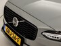 Volvo V90 2.0 T6 Plug-in hybrid AWD Ultimate Dark 350Pk Automaat (SOH 96,9%, PANORAMADAK, HARMAN/KARDON, LUCHTVERING, MEMORY SEATS, 360 CAMERA, HEAD-UP DISPLAY, STUUR/STOELVERWARMING, ZWART HEMEL, NIEUWSTAAT)