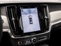 Volvo V90 2.0 T6 Plug-in hybrid AWD Ultimate Dark 350Pk Automaat (SOH 96,9%, PANORAMADAK, HARMAN/KARDON, LUCHTVERING, MEMORY SEATS, 360 CAMERA, HEAD-UP DISPLAY, STUUR/STOELVERWARMING, ZWART HEMEL, NIEUWSTAAT)