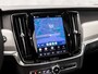 Volvo V90 2.0 T6 Plug-in hybrid AWD Ultimate Dark 350Pk Automaat (SOH 96,9%, PANORAMADAK, HARMAN/KARDON, LUCHTVERING, MEMORY SEATS, 360 CAMERA, HEAD-UP DISPLAY, STUUR/STOELVERWARMING, ZWART HEMEL, NIEUWSTAAT)